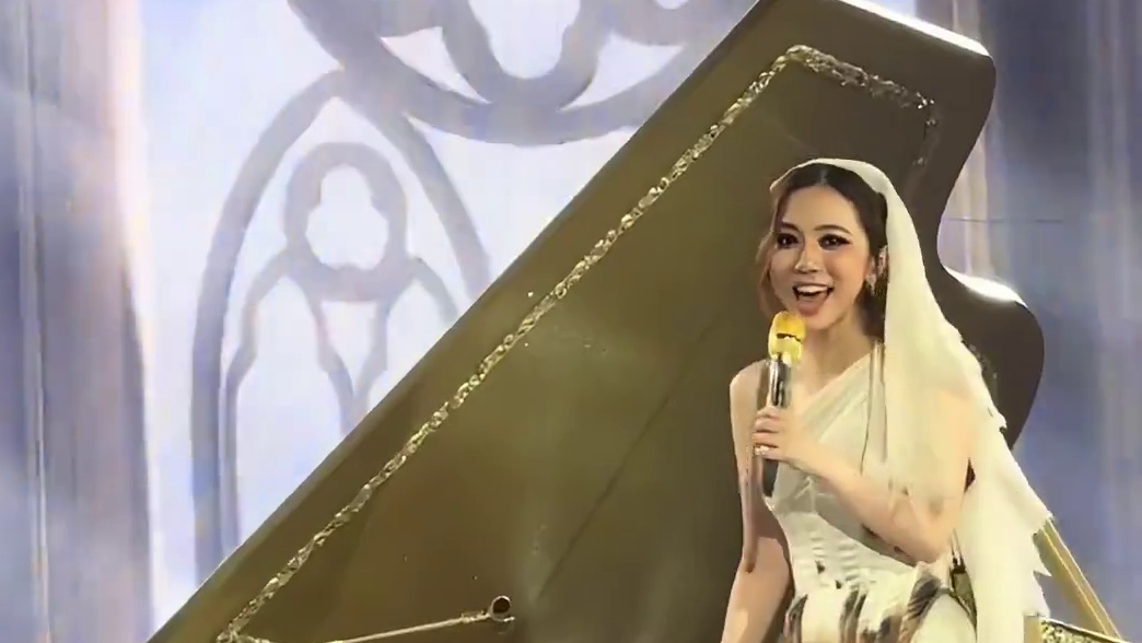 演唱会弹琴途中遇小飞蛾，吓到给自己唱“不要害怕”。