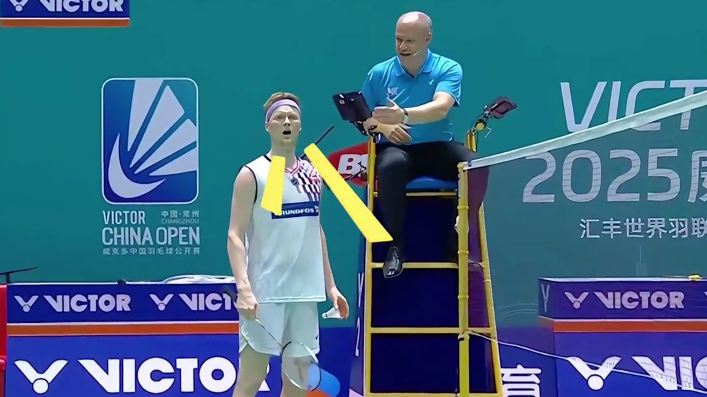 安东森遭遇发球裁判的误判，脾气瞬间爆了起来