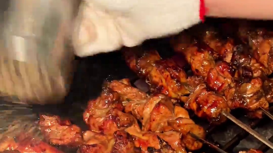 在南宁巷子里现宰现烤的串烧鸡，中式烧鸟绝了