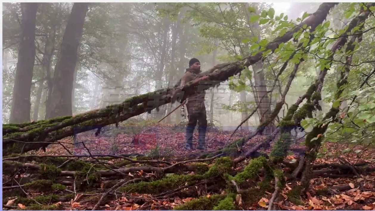 土耳其胡子哥，利用防雨布搭建庇护所，雨中露营。篝火才是露营的灵魂。