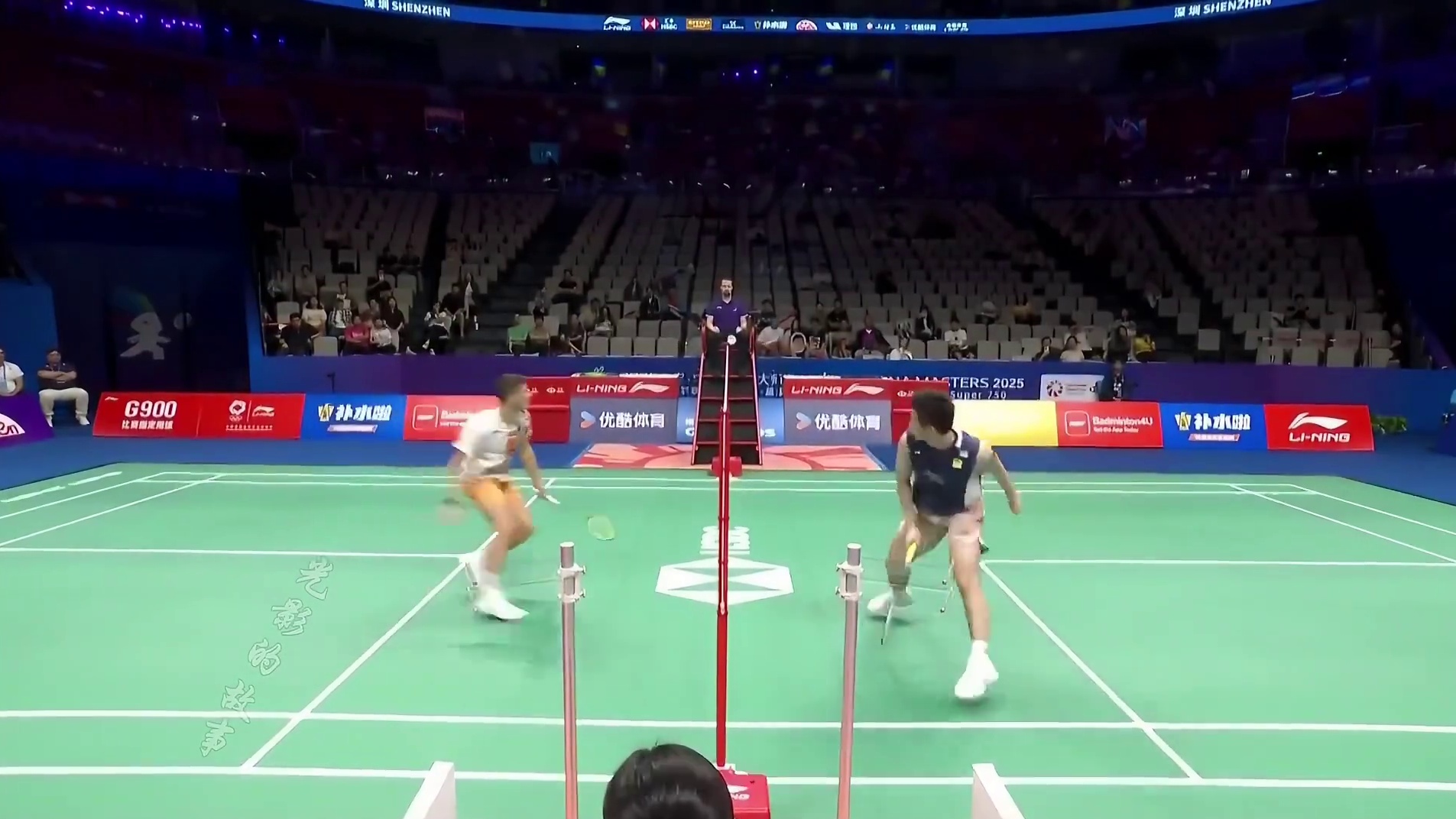 超快抢点的凶猛攻势！小波波夫极致压力昆拉武特！ 小波确实是发挥的非常出色，首先是网前控网非常坚决，逼