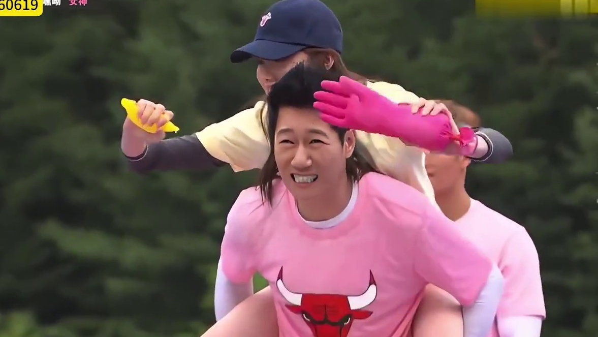 夏天怎么能不玩水呢？RM超搞笑泳池接力赛，全程高能！第1弹～