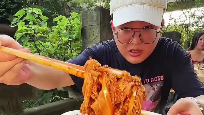 藏在新都河边的老板自己炒料的火锅#我的大学食堂好好吃 #需要大声安利的烟火气美食 #一个人逛吃成都美