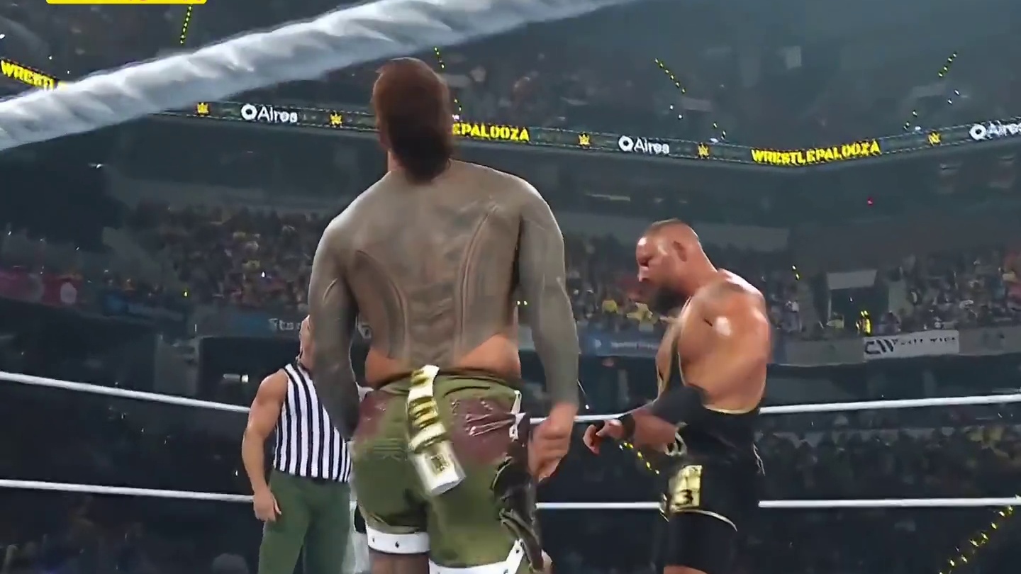 WWE 9月21日：乌索兄弟vs双布组合，爆桌挂彩精彩至极 #