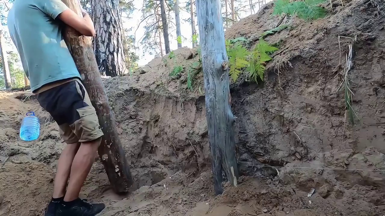 第1集：男人厌倦了都市生活，选择来到野外搭建一个荒野小屋