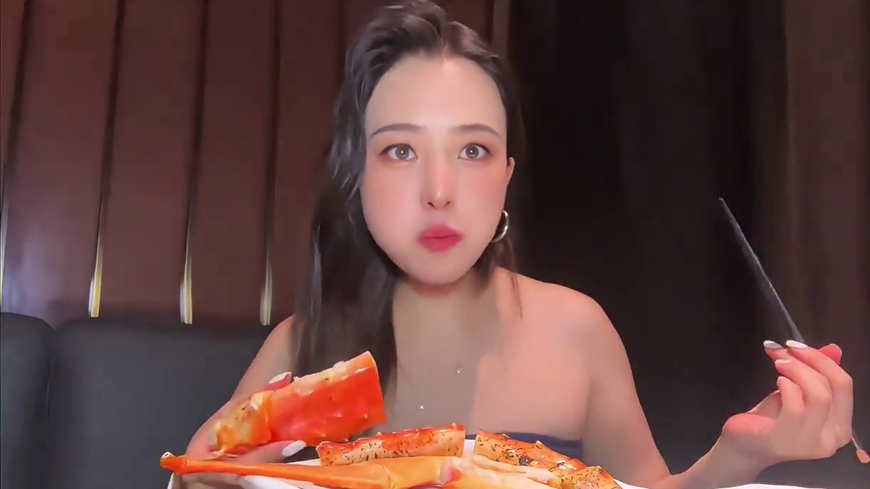 鲜活帝王蟹也能拿来做自助？雍容荟在IFS的新店真的太敢了。 #雍容荟海鲜自助#秋天的第一顿海鲜#成都