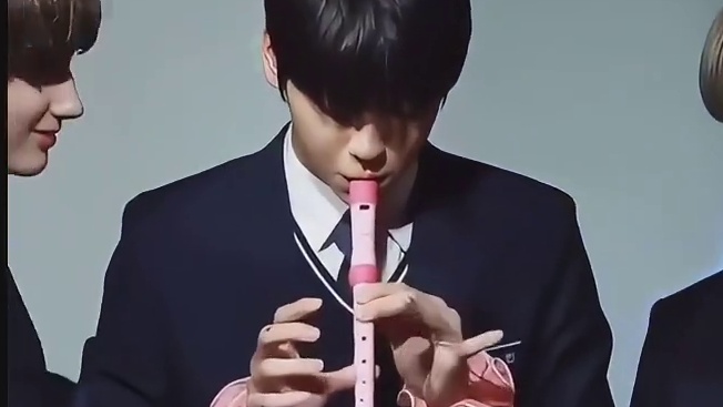 每次看到崔秀彬吹笛子我明知故看