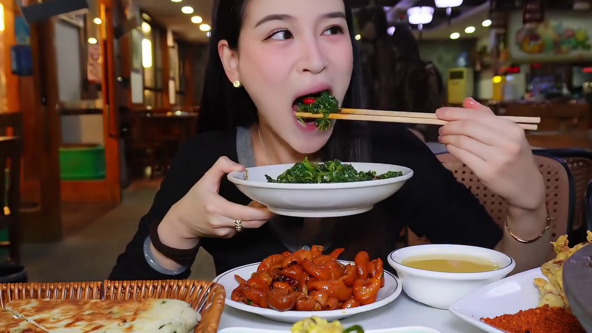 陕西人吃碳水这一块。就好这一口，扯面加锅盔。#寻味烟火气#交出你的宝藏烟火小店 #用烟火小店打开中国