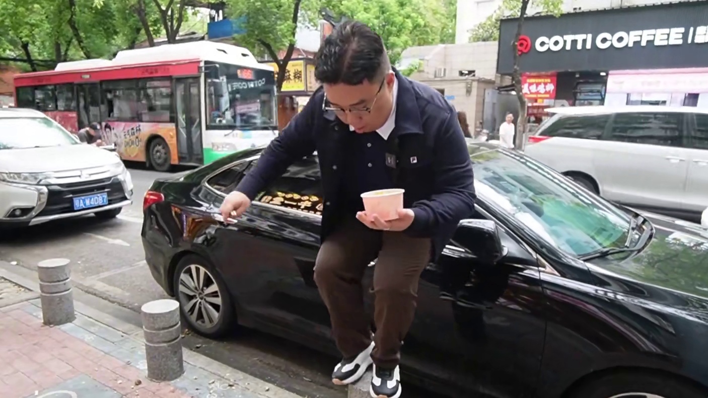 武汉早上就可以体验碳水爆炸的快乐！不停地吃究竟能吃多少种！