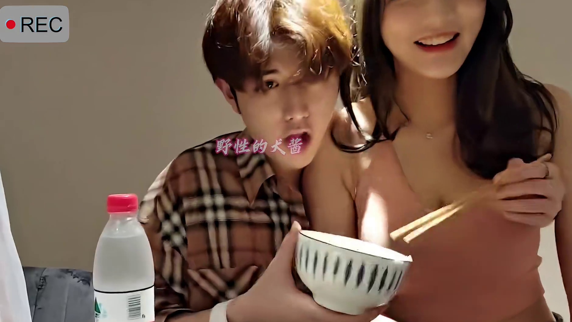 原来对女孩说眼熟这么好用，童锦程不仅搂上了，还吃上了软软的米饭