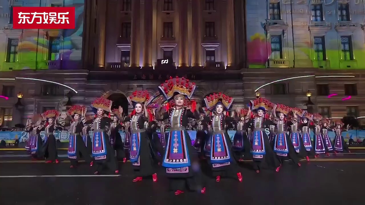 湘瑶艺术团的50名瑶族姑娘身着绚丽的传统服饰，带来舞蹈表演《湘瑶秀出新时代》。她们以优美的舞姿和浓郁