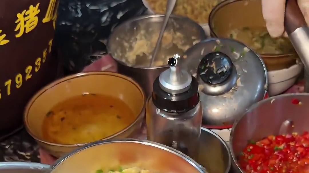 南昌深巷现切现煮的猪血粉！8元一碗鲜嫩好吃‼️#需要大声安利烟火气美食 #寻味烟火气 #交出你的宝藏