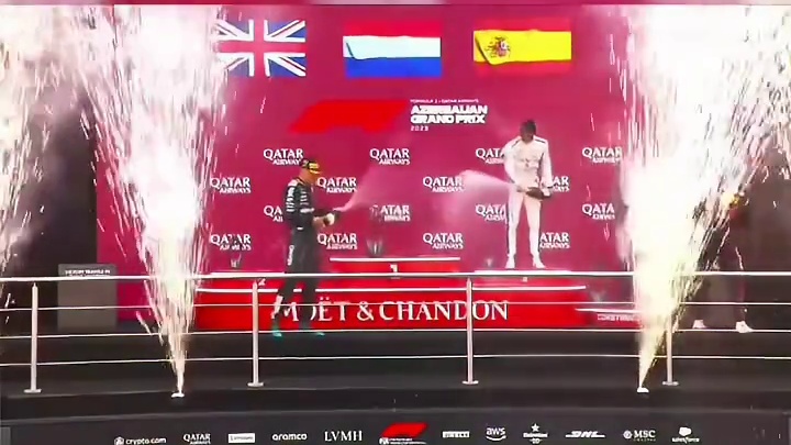 皇帝龙颜不是很悦 感冒的拉姐礼貌保持社交距离，喷两下就战术后撤虽然P2，但龙颜不怎么悦的样子，大抵