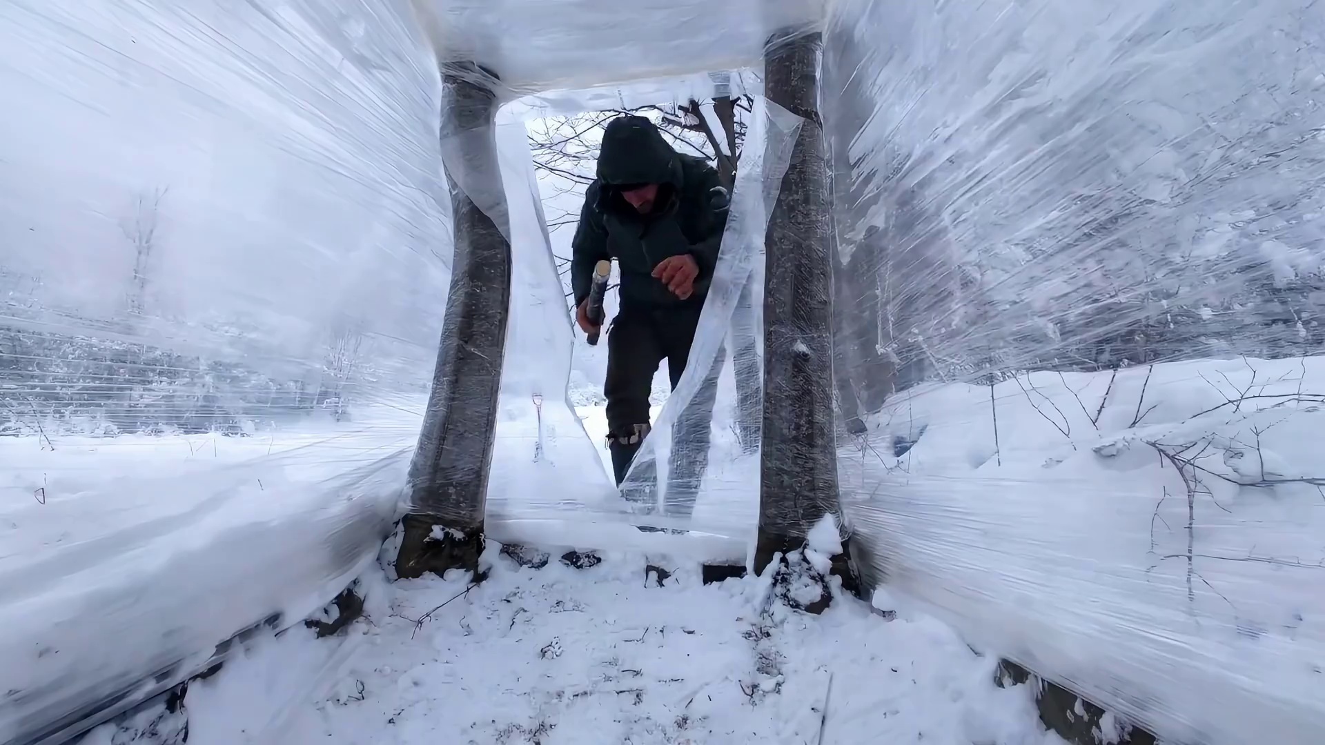 男人用保鲜膜搭建了一间临时避风港 #庇护所 #雪天露营 #野外建造