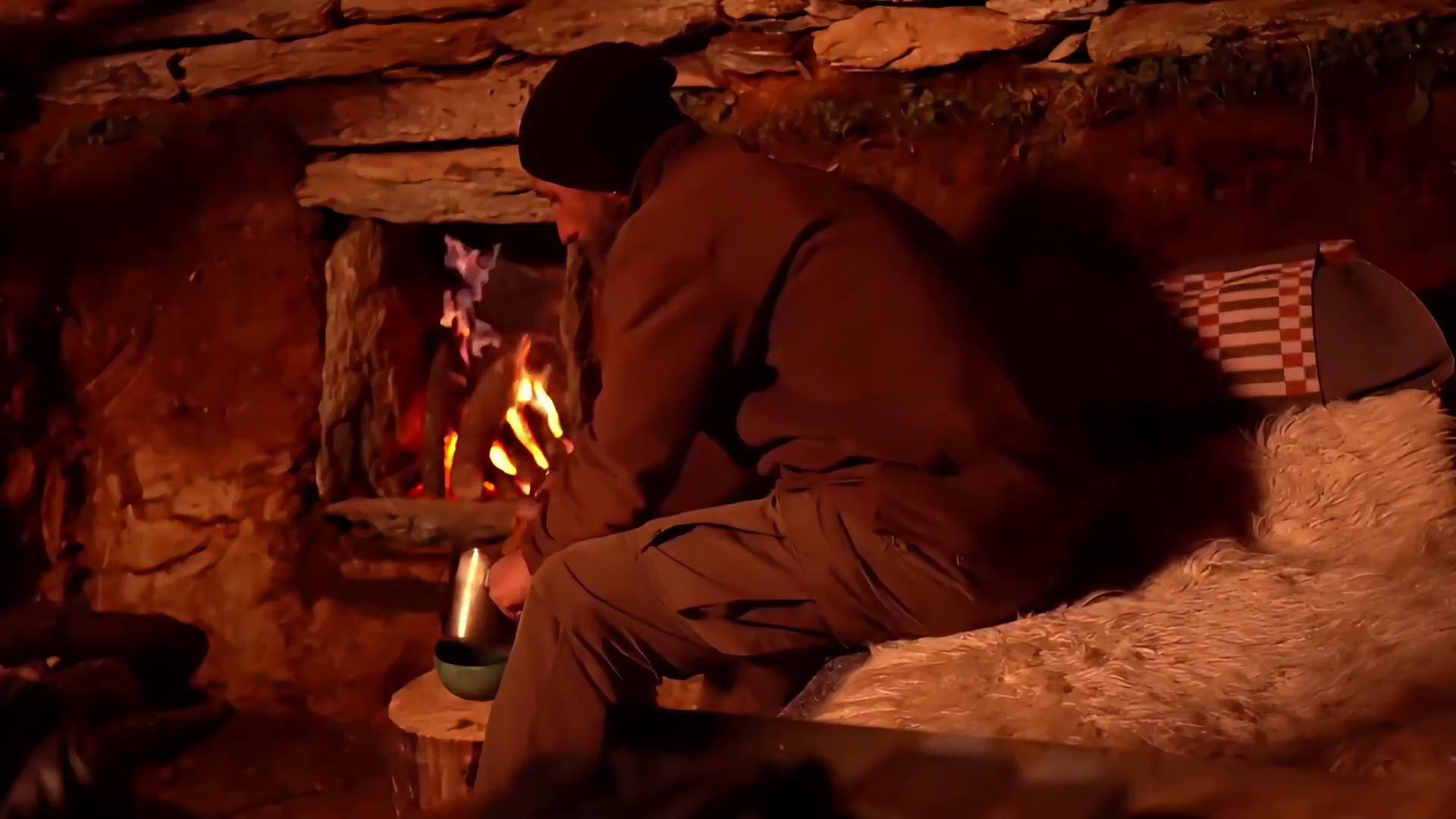 第2集：在暴风雪来临前，男人给自己搭建了带壁炉的温暖小屋