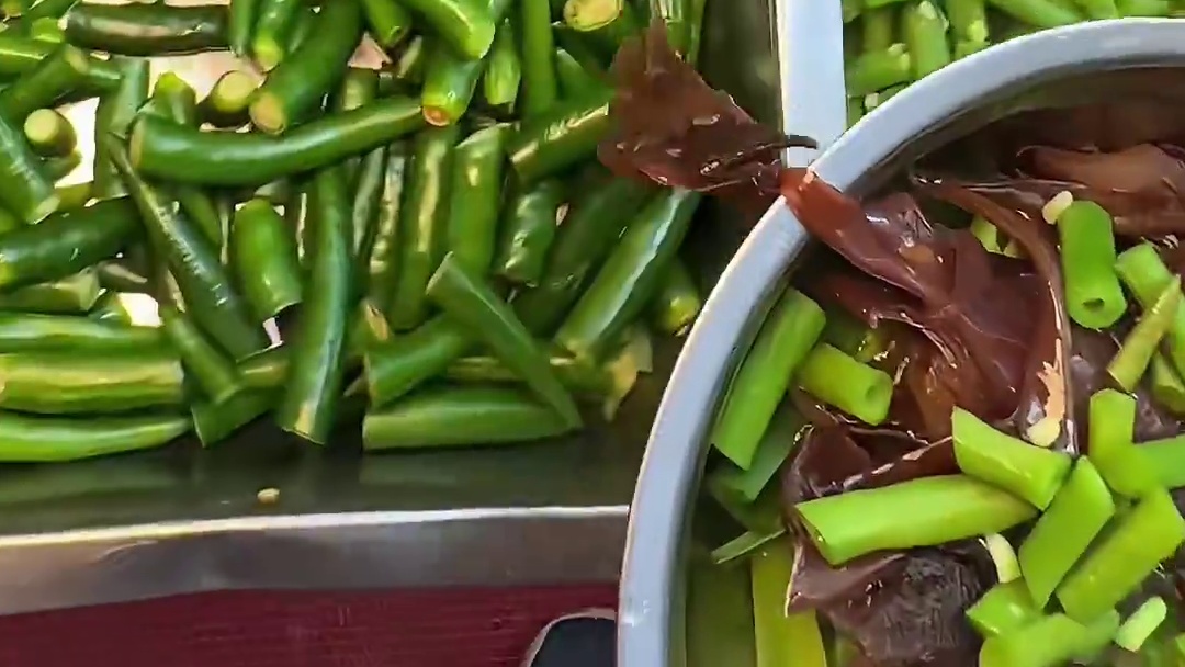 重庆街头的牛肉浇头拌面，太香了