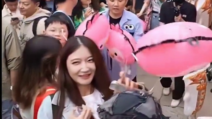 这一次不用从A小道领王翼雷了 #盐官古城都是显眼包 #浙江古城最新出街方式 