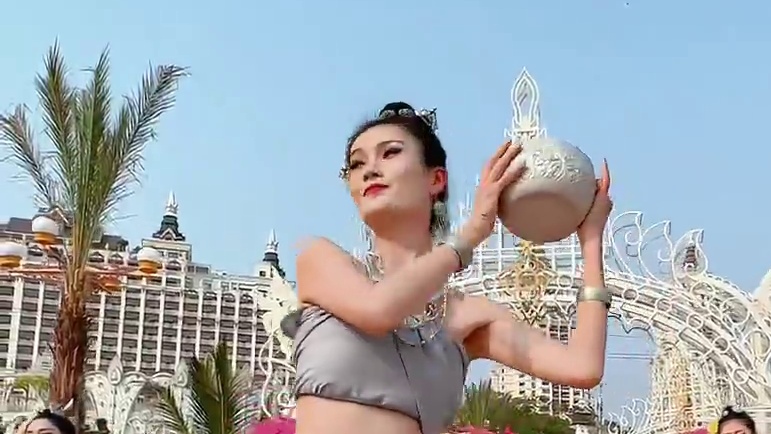 雨林景洪，傣乡柔情，西双版纳柔情似水的傣家姑娘翩翩起舞