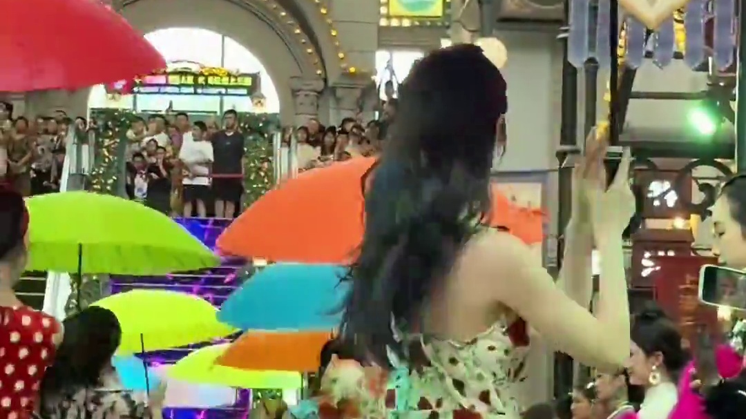 上海千古情，演出以上海的历史和文化为背景，讲述了上海从一个小渔村发展成为国际大都市的历程。演员们的表演生动、感人，让观众仿佛置身于那个时代。