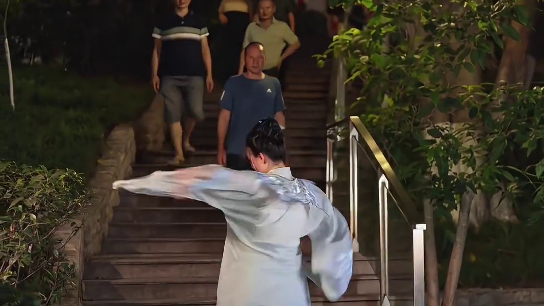 “公子呀 可见石阶已覆满苔霜”