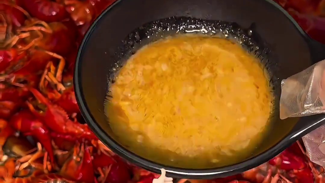 比巴掌还大的油爆虾，搭配秘制蘸酱好好吃