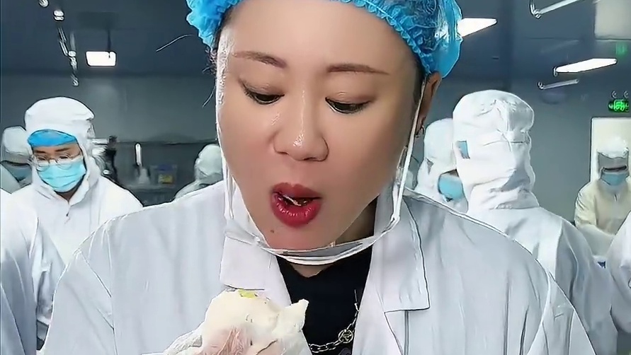 快到中秋啦，静静带您品榴莲西施家猫山王榴莲冰皮！！！ 今年中秋就来点不一样的月饼吧！榴莲西施猫山王榴