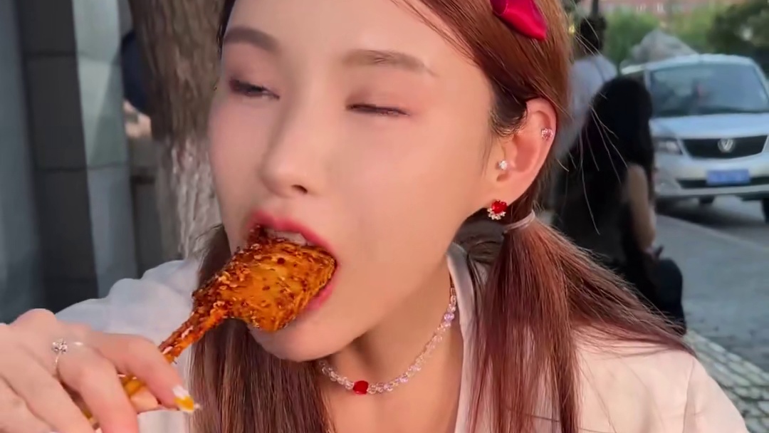 爆辣爆香的路边摊摊烧烤，今天又是被烤肉烤菜烤香菇征服的一天 烧烤