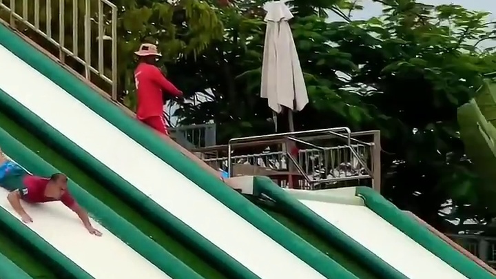 运动达人俯身下冲再跃升，然后一脚踢飞皮球，动作一气呵成 