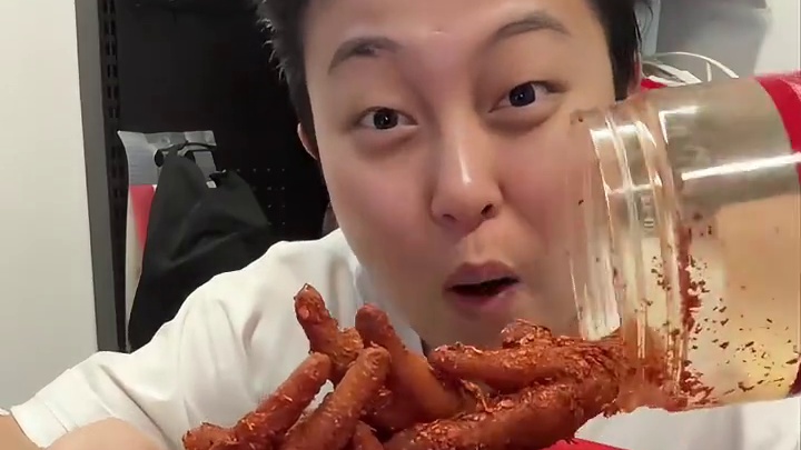 终于挖到不踩雷的佤味鸡爪！肉质QQ弹弹，辣得够劲，追剧啃完一罐根本不过瘾！
#佤味鸡爪 #追剧零食必