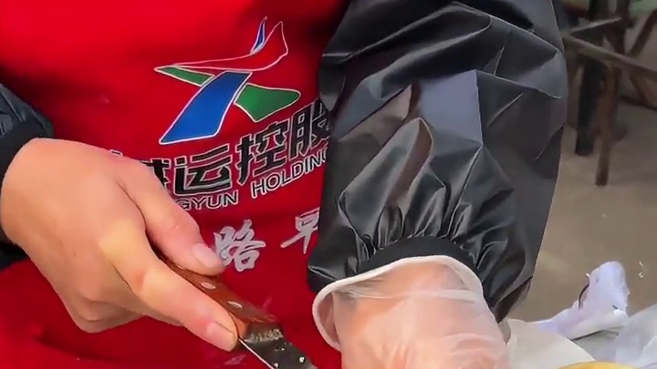 6元一个的鸡蛋里脊烧饼，烧饼是老板自己做的很宣乎哦~