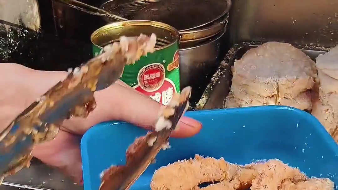 沈阳炸鸡排 东北街头超级火的炸鸡排 卖了20多年了
