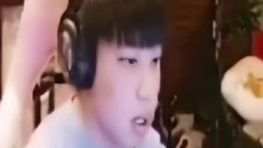 宠儿潜艇A包点游龙，一人挡住大梯小梯两波进攻，和Even完成2打5残局，对面心态彻底炸了