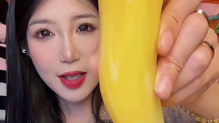 雪莲果有丰富的营养价值 很清甜脆口 特点就是水分大 真的是在嘴里爆汁的感觉！爱吃甜一点水果的姐妹不拍