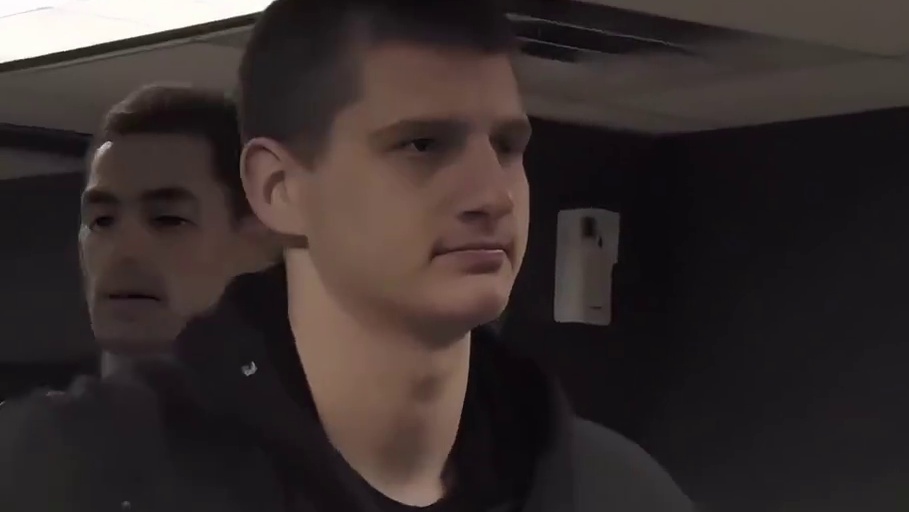 锡伯杜不满小佩顿垫脚行为