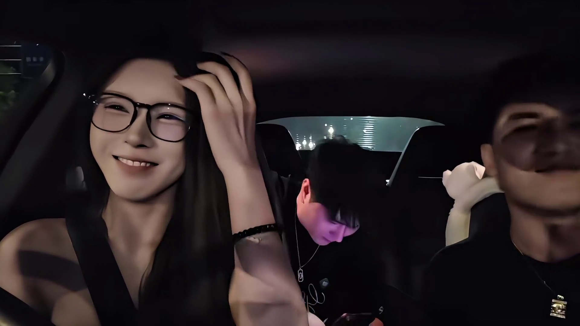 “在外面不敢唱的歌在车里唱”