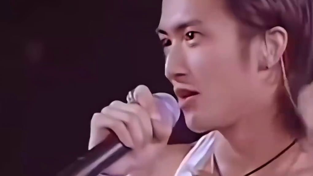 谢霆锋 小说都不敢写的人生 演唱会碰上大雨，没有一丝窘迫，就是硬帅，不