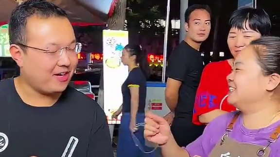 河北小伙10秒吃完一碗面，10碗面只花了100秒？