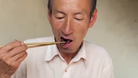 云南火烧粉肠美食 云南火烧粉肠美食#美食 #火烧肉  #记录真实生活   #新农人计划  #粉肠