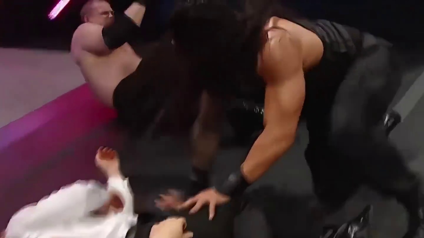 罗曼暴怒统治赛场！赛后飞冲肩连击，罗林斯凯恩大秀哥全被击溃！ #罗曼雷恩斯 #赛斯罗林斯 #兰迪奥顿