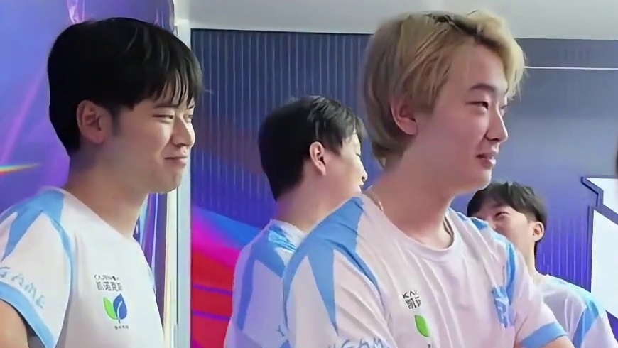 雪夫在YBG休息室闲谈，SuperKenn:我想赢，你得玩艾美 #决胜巅峰全球电竞 #决胜巅峰 #决