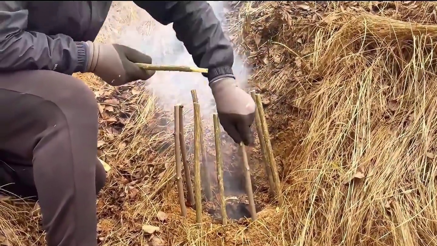 男人打造了一间防御性拉满的隐秘庇护所 #庇护所 #野外生存 #野外建造