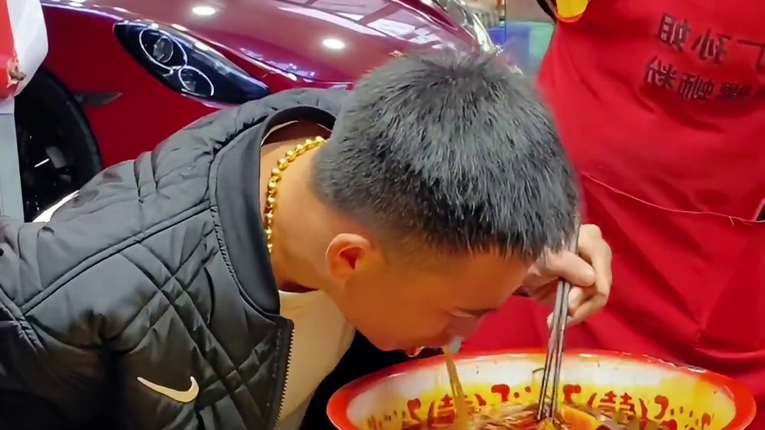 林少又双叒叕来挑战了，这次拿走阿姨50箱螺蛳粉