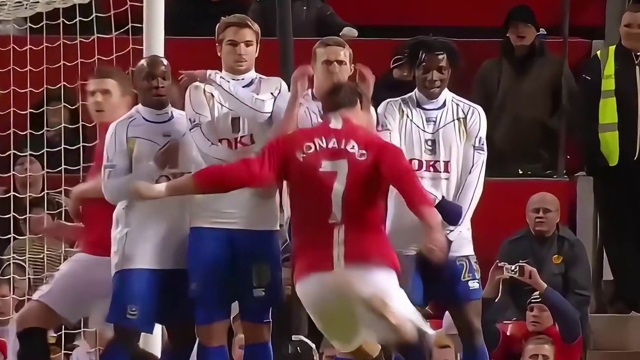 C罗轰出了这一记令人难忘的电梯球