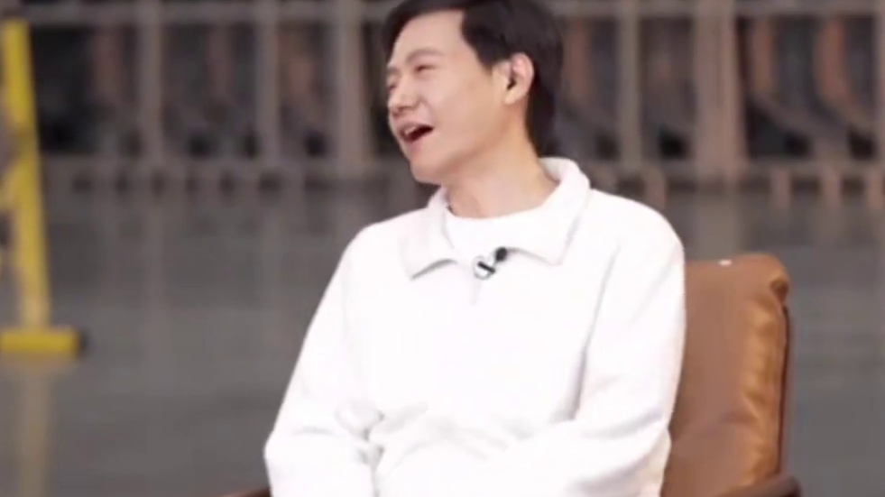 真正的壁垒从不是技术的高墙，而是敢把梦想当燃料的坦荡#雷军回应造车同时重启造芯  #雷军  #雷军年