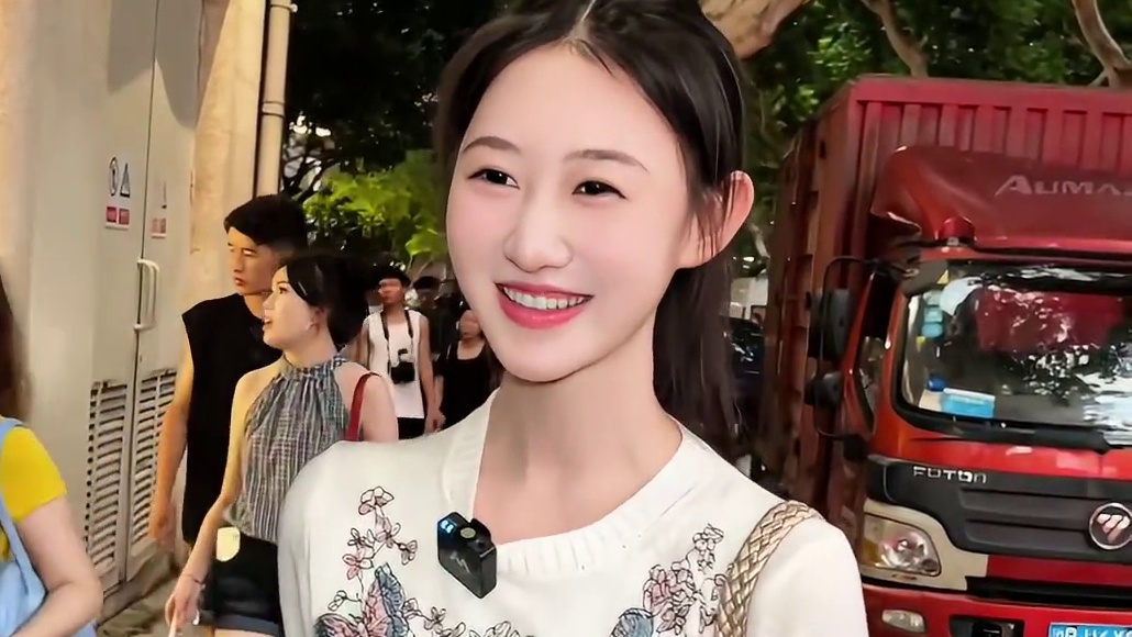 很抽象的气质小姐姐，一千万不碰男人