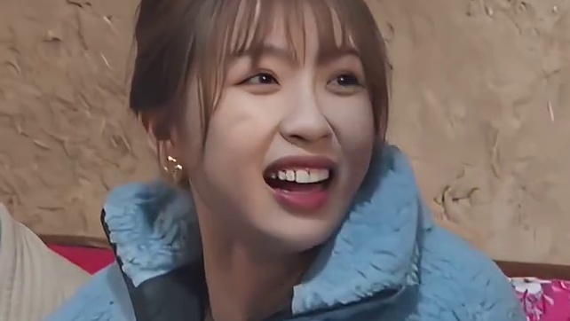 邓超模仿虞书欣，这画面太搞笑了