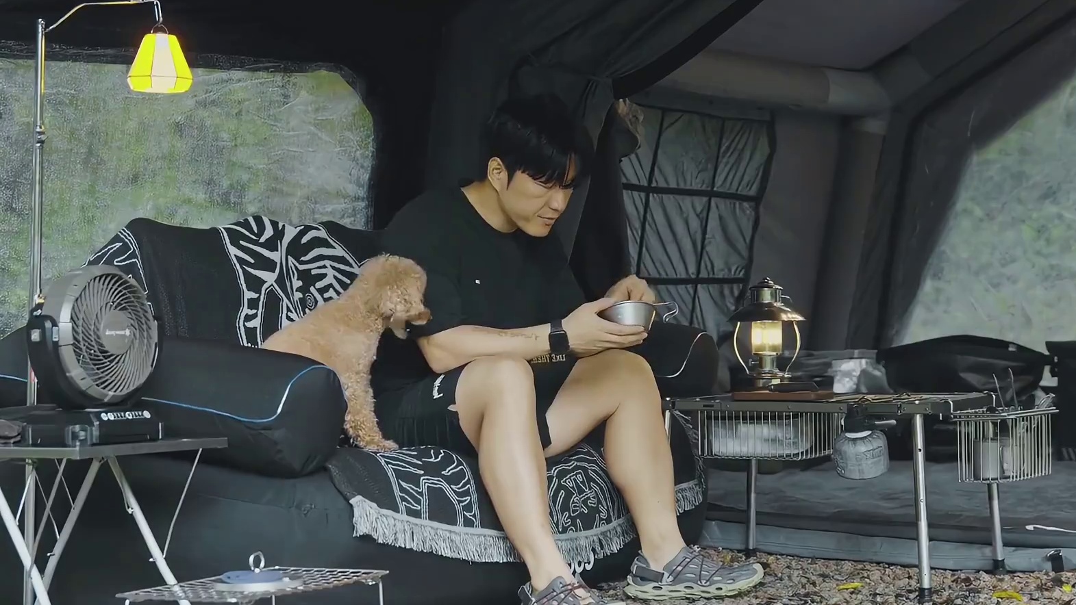 第1集：暴雨天搭建帐篷露营，和小狗一起享受户外生活