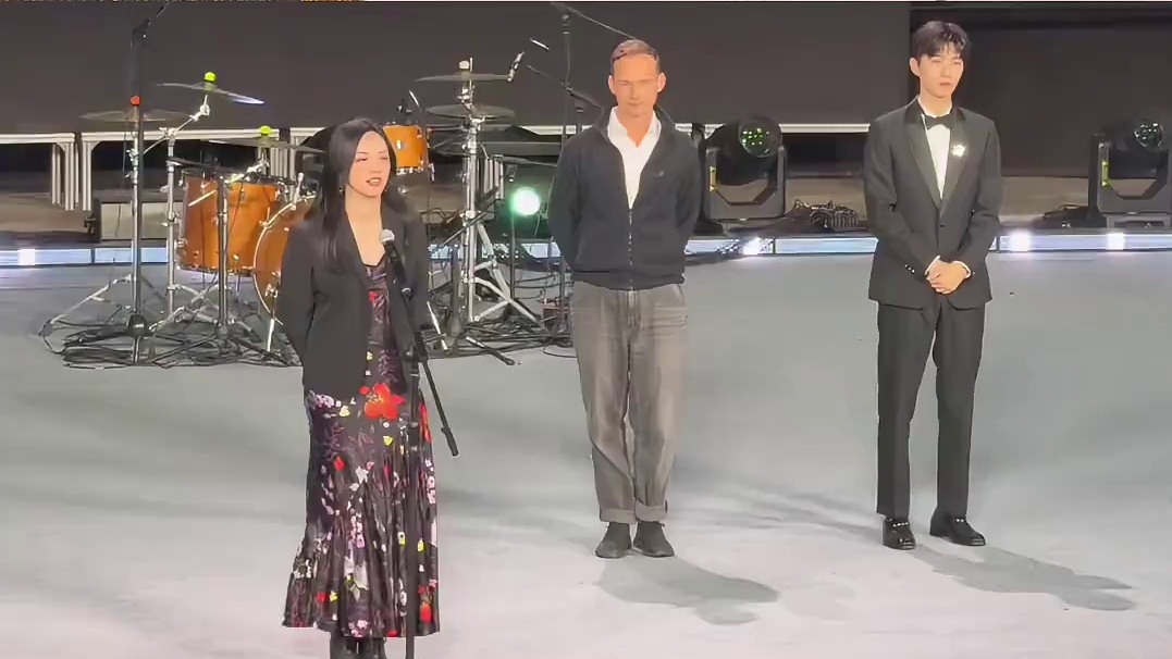 #第九届平遥国际电影展开幕式 中，#姚晨 作为罗伯托·罗西里尼荣誉评审上台发言。希望下次再来，是以纯