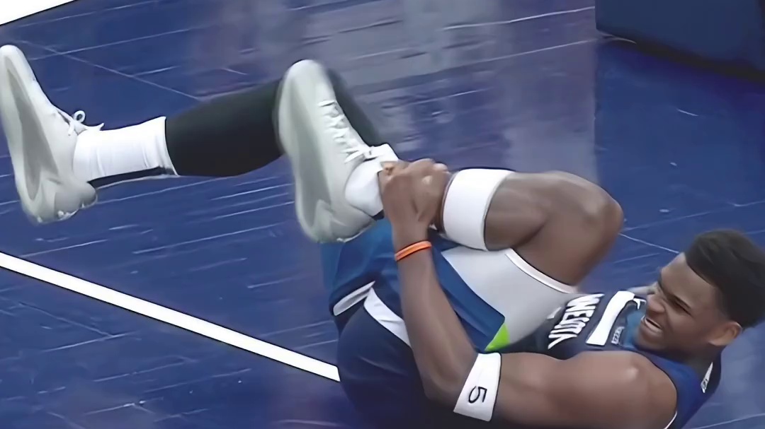 爱德华兹被TJD踩脚踝