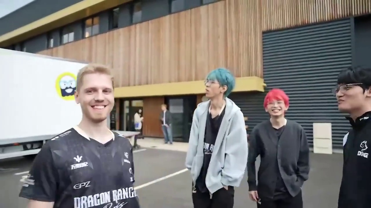 DRG发布花絮：Demon1拉着全队一起赛跑